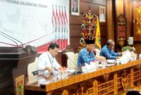 Staf Ahli Ekkeubang Yuas Elko bersama kepala BKAD Kalteng Syahfiri, Perwakilan BPK RI Kalimantan Tengah Subhan.(IST)