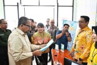 MENINJAU : Wakil Kepala Staf Kepresidenan RI Muhammad Qodari saat meninjau PKG di Puskesmas Bukit Hindu Kota Palangka Raya, Kamis (20/2).(IST)