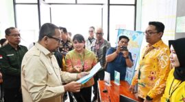 MENINJAU : Wakil Kepala Staf Kepresidenan RI Muhammad Qodari saat meninjau PKG di Puskesmas Bukit Hindu Kota Palangka Raya, Kamis (20/2).(IST)