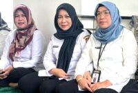 HADIRI : Kepala BKD Provinsi Kalteng Lisda Arriyana (kiri) bersama Kadispursip dan Kadiskopumkm Provinsi Kalteng, saat menghadiri pengajian yang dilaksanakan di Masjid Al-Amanah, Komplek Kantor Gubernur  pada Rabu (26/2).(IST)