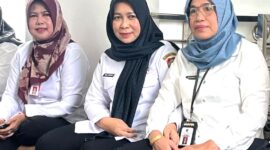 HADIRI : Kepala BKD Provinsi Kalteng Lisda Arriyana (kiri) bersama Kadispursip dan Kadiskopumkm Provinsi Kalteng, saat menghadiri pengajian yang dilaksanakan di Masjid Al-Amanah, Komplek Kantor Gubernur  pada Rabu (26/2).(IST)