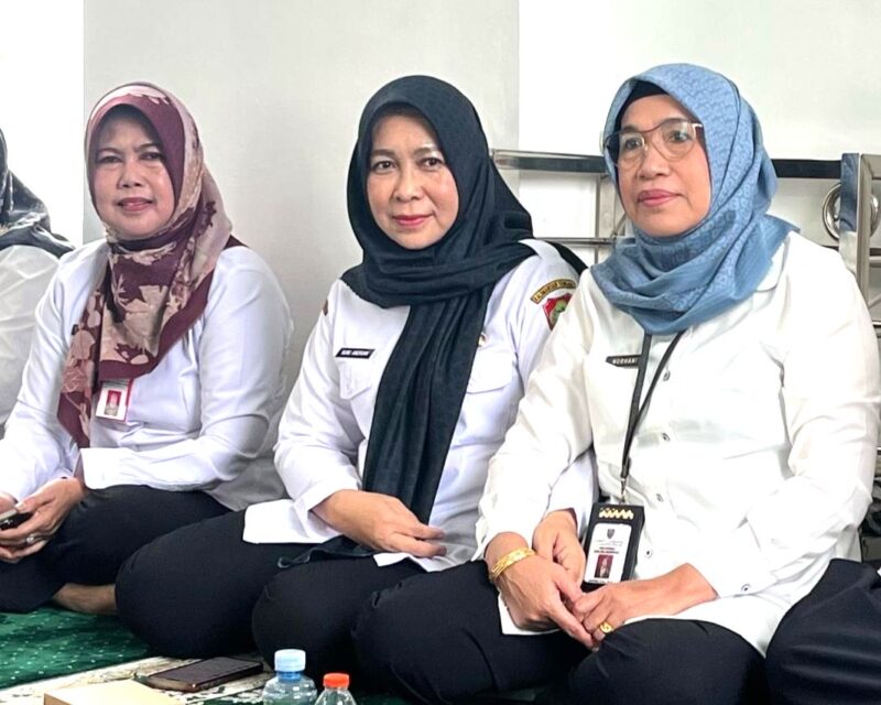 HADIRI : Kepala BKD Provinsi Kalteng Lisda Arriyana (kiri) bersama Kadispursip dan Kadiskopumkm Provinsi Kalteng, saat menghadiri pengajian yang dilaksanakan di Masjid Al-Amanah, Komplek Kantor Gubernur  pada Rabu (26/2).(IST)