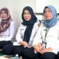 HADIRI : Kepala BKD Provinsi Kalteng Lisda Arriyana (kiri) bersama Kadispursip dan Kadiskopumkm Provinsi Kalteng, saat menghadiri pengajian yang dilaksanakan di Masjid Al-Amanah, Komplek Kantor Gubernur  pada Rabu (26/2).(IST)