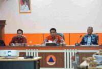 PIMPIN : Kalaksa BPBD Provinsi Kalteng Ahmad Toyib saat memimpin rapat Pembahasan Rancangan Pergub tentang Pedoman Pembentukan dan Pembinaan Masyarakat Peduli Api yang dilaksanakan di Aula BPBD Provinsi Kalteng, Kamis (13/2).(IST)