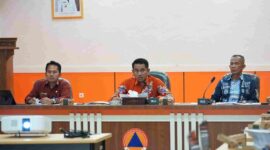 PIMPIN : Kalaksa BPBD Provinsi Kalteng Ahmad Toyib saat memimpin rapat Pembahasan Rancangan Pergub tentang Pedoman Pembentukan dan Pembinaan Masyarakat Peduli Api yang dilaksanakan di Aula BPBD Provinsi Kalteng, Kamis (13/2).(IST)