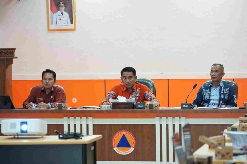 PIMPIN : Kalaksa BPBD Provinsi Kalteng Ahmad Toyib saat memimpin rapat Pembahasan Rancangan Pergub tentang Pedoman Pembentukan dan Pembinaan Masyarakat Peduli Api yang dilaksanakan di Aula BPBD Provinsi Kalteng, Kamis (13/2).(IST)