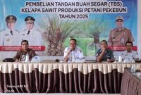 PIMPIN : Kabid Lohsar dinas Perkebunan
Achmad Sugianor pimpin Rapat Penetapan Harga TBS bertempat di Aula Dinas Perkebunan Provinsi Kalteng, Rabu (19/2).(IST)