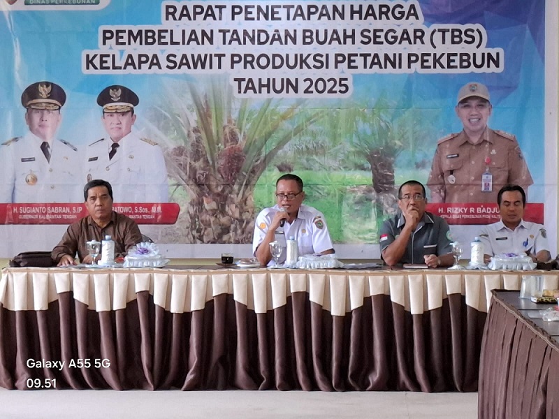 PIMPIN : Kabid Lohsar dinas Perkebunan
Achmad Sugianor pimpin Rapat Penetapan Harga TBS bertempat di Aula Dinas Perkebunan Provinsi Kalteng, Rabu (19/2).(IST)