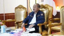 HADIRI : Inspektur Daerah Provinsi  Kalteng, Saring saat hadiri Penandatanganan SKB Stranas PK secara virtual di Ruang Rapat Bajakah, Kantor Gubernur Kalteng, Rabu (12/2).(IST)