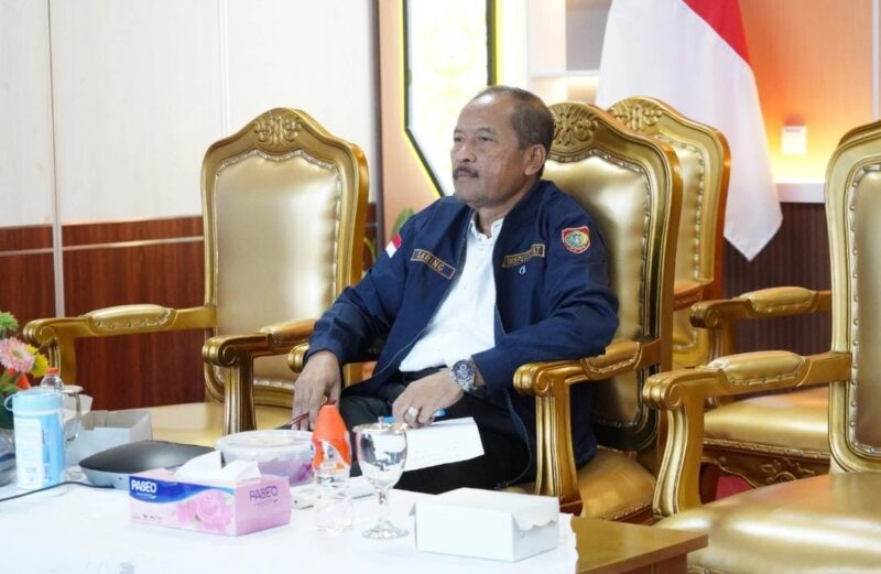 HADIRI : Inspektur Daerah Provinsi  Kalteng, Saring saat hadiri Penandatanganan SKB Stranas PK secara virtual di Ruang Rapat Bajakah, Kantor Gubernur Kalteng, Rabu (12/2).(IST)