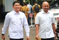BERJALAN : Pasangan Bupati dan Wakil Bupati terpilih Kabupaten Tanah Bumbu Provinsi Kalsel Andi Rudi Latif dan Bahsanuddin (ARB) usai menjalani pemeriksaan Kesehatan di Kementerian Dalam Negeri (Kemendagri), Senin (17/2) kemarin.(IST)