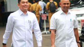 BERJALAN : Pasangan Bupati dan Wakil Bupati terpilih Kabupaten Tanah Bumbu Provinsi Kalsel Andi Rudi Latif dan Bahsanuddin (ARB) usai menjalani pemeriksaan Kesehatan di Kementerian Dalam Negeri (Kemendagri), Senin (17/2) kemarin.(IST)