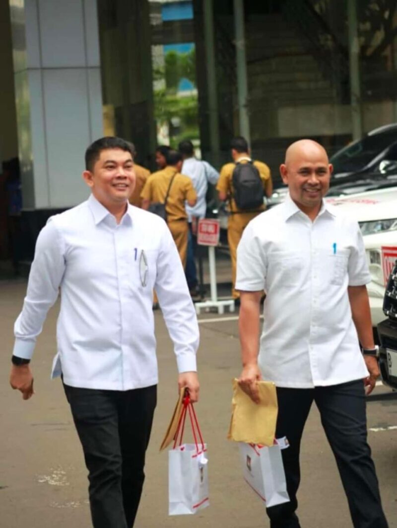 BERJALAN : Pasangan Bupati dan Wakil Bupati terpilih Kabupaten Tanah Bumbu Provinsi Kalsel Andi Rudi Latif dan Bahsanuddin (ARB) usai menjalani pemeriksaan Kesehatan di Kementerian Dalam Negeri (Kemendagri), Senin (17/2) kemarin.(IST)