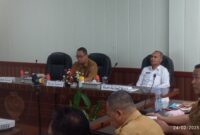 Staf Ahli Gubernur Ekkeubang Yuas Elko saat menyimak arahan dalam rapat koordinasi pengendalian Inflasi.(IST)