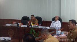 Staf Ahli Gubernur Ekkeubang Yuas Elko saat menyimak arahan dalam rapat koordinasi pengendalian Inflasi.(IST)