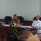 Staf Ahli Gubernur Ekkeubang Yuas Elko saat menyimak arahan dalam rapat koordinasi pengendalian Inflasi.(IST)