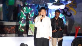 SAMBUTAN : Plh Sahli Gubernur Bidang Pemkumpol, Suharno saat menyampaikan  sambutan pada acara Fantastic Islamic Concert dan Tarhib Ramadan 2025 yang di laksanakan Bundaran Besar Palangka Raya, Sabtu (22/2) malam.(IST)