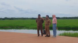 MENINJAU : Gubernur Provinsi Kalteng H.Sugianto Sabran bersama istri dan Wakil Gubernur Edy Pratowo saat meninjau obyek wisata Lewu Sabaru, Selasa (14/1).(IST)