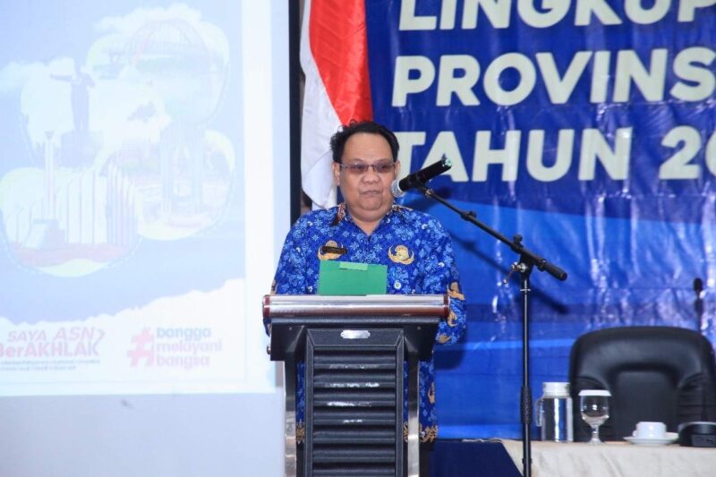 SAMBUTAN : Sekretaris DLH Provinsi Kalteng Noor Halim saat menyampaikan sambutan pada pelatihan mengenai Sistem Amdalnet yang di gelar di salah satu Hotel ternama di Palangka Raya, Senin (17/2).(IST)