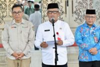SAMBUTAN : Plt Sekretaris Daerah Provinsi Kalteng H.M Katma F Dirun saat memberikan sambutan sekaligus melepas secara resmi Peserta Perjalanan Religi di depan Ruang Lobby Kantor Gubernur Kalteng, Jumat (14/02).(IST)
