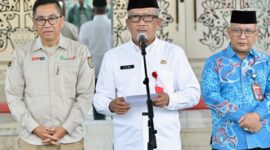 SAMBUTAN : Plt Sekretaris Daerah Provinsi Kalteng H.M Katma F Dirun saat memberikan sambutan sekaligus melepas secara resmi Peserta Perjalanan Religi di depan Ruang Lobby Kantor Gubernur Kalteng, Jumat (14/02).(IST)