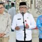 SAMBUTAN : Plt Sekretaris Daerah Provinsi Kalteng H.M Katma F Dirun saat memberikan sambutan sekaligus melepas secara resmi Peserta Perjalanan Religi di depan Ruang Lobby Kantor Gubernur Kalteng, Jumat (14/02).(IST)
