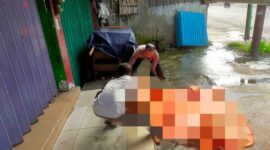 Petugas saat mengevaluasi jasad mayat pria tak beridentitas yang di temukan di depan ruko Jalan Pangeran Antasari.(IST)