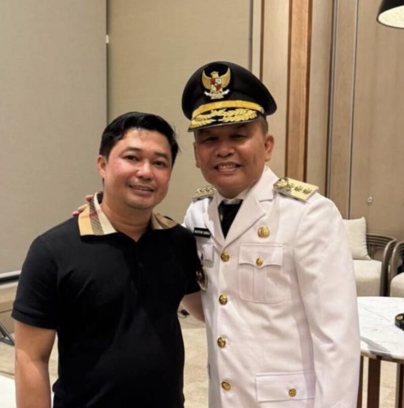BERSAMA: Pengusaha muda Kota Sampit Muhammad Rifki saat bersama Gubernur Kalteng H.Agustiar Sabran sebelum pelantikan, Kamis (20/2).(IST)