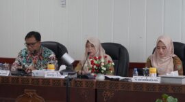 PIMPIN : Asisten Ekbang Sri Widanarni saat memimpin rapat persiapan pelaksanaan National Halal Fair 2025 Serentak di Indonesia. Di Aula Bajakah pada Selasa, (11/2).(IST)