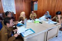 RAPAT: Kepala Dispursip Provinsi Kalteng Nunu Andriani didampingi Sekretaris Dinas dan para Kepala Bidang mengikuti Rapat Pembahasan Desk Urusan Perpustakaan dan Kearsipan secara virtual, Selasa (25/2).(IST)