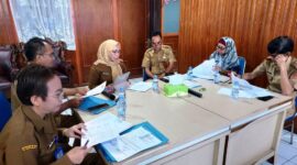 RAPAT: Kepala Dispursip Provinsi Kalteng Nunu Andriani didampingi Sekretaris Dinas dan para Kepala Bidang mengikuti Rapat Pembahasan Desk Urusan Perpustakaan dan Kearsipan secara virtual, Selasa (25/2).(IST)