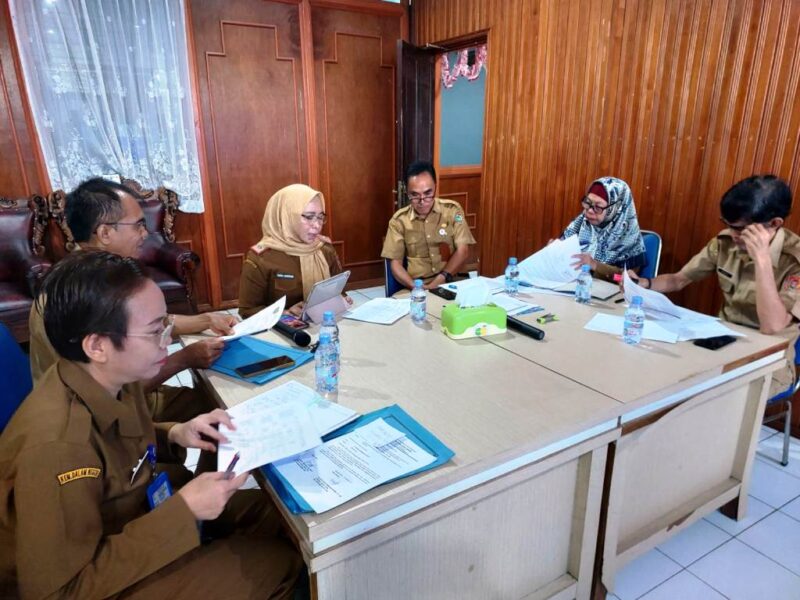RAPAT: Kepala Dispursip Provinsi Kalteng Nunu Andriani didampingi Sekretaris Dinas dan para Kepala Bidang mengikuti Rapat Pembahasan Desk Urusan Perpustakaan dan Kearsipan secara virtual, Selasa (25/2).(IST)