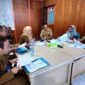 RAPAT: Kepala Dispursip Provinsi Kalteng Nunu Andriani didampingi Sekretaris Dinas dan para Kepala Bidang mengikuti Rapat Pembahasan Desk Urusan Perpustakaan dan Kearsipan secara virtual, Selasa (25/2).(IST)