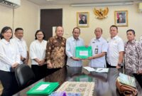 SERAHKAN : Ketua DPRD Provinsi Kalteng Arton S. Dohong bersama jajaran terkait Pemprov Kalteng saat menyerahkan berkas usulan peresmian Pemberhentian dan pengangkatan Gubernur dan Wakil Gubernur Kalteng ke Kemendagri, Rabu (12/2).(IST)