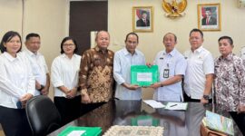 SERAHKAN : Ketua DPRD Provinsi Kalteng Arton S. Dohong bersama jajaran terkait Pemprov Kalteng saat menyerahkan berkas usulan peresmian Pemberhentian dan pengangkatan Gubernur dan Wakil Gubernur Kalteng ke Kemendagri, Rabu (12/2).(IST)