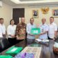 SERAHKAN : Ketua DPRD Provinsi Kalteng Arton S. Dohong bersama jajaran terkait Pemprov Kalteng saat menyerahkan berkas usulan peresmian Pemberhentian dan pengangkatan Gubernur dan Wakil Gubernur Kalteng ke Kemendagri, Rabu (12/2).(IST)