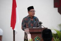 SAMBUTAN : Plh Sahli Gubernur Bidang Pemkumpol, Suharno membacakan sambutan Plt Sekda saat Pembukaan Sertifikasi Pembimbing Manasik Haji dan Umrah Profesional Angkatan VI, di Aula Arafah Asrama Haji Al-Mabrur, Minggu (9/2).(IST)