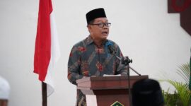 SAMBUTAN : Plh Sahli Gubernur Bidang Pemkumpol, Suharno membacakan sambutan Plt Sekda saat Pembukaan Sertifikasi Pembimbing Manasik Haji dan Umrah Profesional Angkatan VI, di Aula Arafah Asrama Haji Al-Mabrur, Minggu (9/2).(IST)