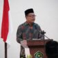 SAMBUTAN : Plh Sahli Gubernur Bidang Pemkumpol, Suharno membacakan sambutan Plt Sekda saat Pembukaan Sertifikasi Pembimbing Manasik Haji dan Umrah Profesional Angkatan VI, di Aula Arafah Asrama Haji Al-Mabrur, Minggu (9/2).(IST)