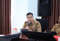 RAPAT: Plt Kepala Dinas Pendidikan Provinsi Kalteng Muhammad Reza Prabowo saat mengikuti rapat beberapa waktu lalu.(IST)