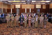 FOTO BERSAMA: Sekretaris Etty Aprilya saat foto bersama dengan peserta Pelatihan Pemberdayaan Masyarakat dalam Upaya Peningkatan Ekonomi Keluarga se-Kalteng Tahun 2025, yang dilaksanakan di salah satu Hotel ternama di Palangka Raya, Selasa (18/2).(IST)