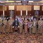 FOTO BERSAMA: Sekretaris Etty Aprilya saat foto bersama dengan peserta Pelatihan Pemberdayaan Masyarakat dalam Upaya Peningkatan Ekonomi Keluarga se-Kalteng Tahun 2025, yang dilaksanakan di salah satu Hotel ternama di Palangka Raya, Selasa (18/2).(IST)