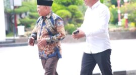 BERSIAP: Bupati dan Wakil Bupati Kotabaru terpilih H Rusli- Syairi berjalan menuju Kemendagri untuk registrasi dan pemeriksaan kesehatan, Senin (17/2).(IST)