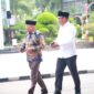 BERSIAP: Bupati dan Wakil Bupati Kotabaru terpilih H Rusli- Syairi berjalan menuju Kemendagri untuk registrasi dan pemeriksaan kesehatan, Senin (17/2).(IST)