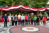 Plt. Sekda Kalteng Katma F Dirun bersama ASN lingkup Pemprov Kalteng dalam kegiatan senam bersama.(IST)