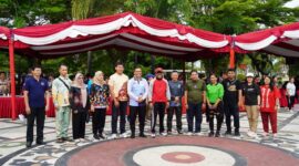 Plt. Sekda Kalteng Katma F Dirun bersama ASN lingkup Pemprov Kalteng dalam kegiatan senam bersama.(IST)
