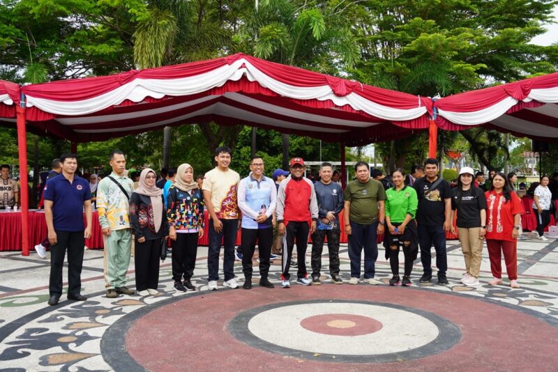 Plt. Sekda Kalteng Katma F Dirun bersama ASN lingkup Pemprov Kalteng dalam kegiatan senam bersama.(IST)