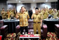 Kepala Bagian Kerjasama, Biro Pemerintahan dan Otonomi Daerah, Setda Prov Kalteng Achmad Hairudin bersama Narsum dan peserta.(IST)