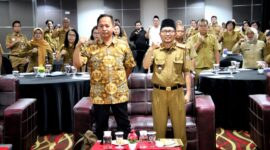 Kepala Bagian Kerjasama, Biro Pemerintahan dan Otonomi Daerah, Setda Prov Kalteng Achmad Hairudin bersama Narsum dan peserta.(IST)