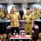 Kepala Bagian Kerjasama, Biro Pemerintahan dan Otonomi Daerah, Setda Prov Kalteng Achmad Hairudin bersama Narsum dan peserta.(IST)